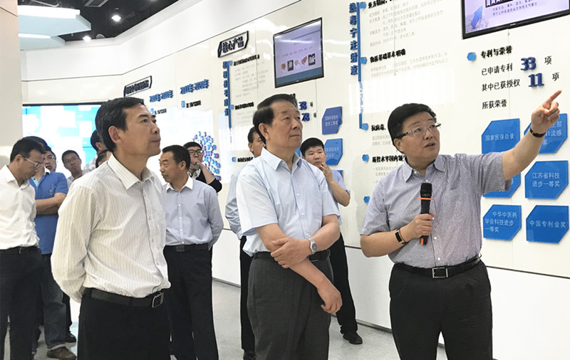 江蘇發展大會連雲港籍嘉賓蒞臨amjs澳金沙门藥業參觀考察