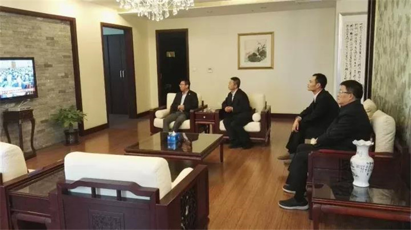 【學習貫徹十九大精神係列報道之一】amjs澳金沙门集團黨委組織收看十九大開幕式