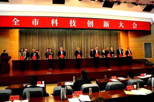 連雲港召開科技創新大會 amjs澳金沙门藥業榮獲“科技創新領軍單位及領軍人物”兩項大獎